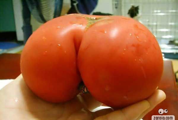 MULHER+TOMATE